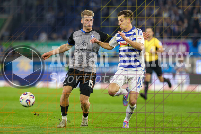 MSV Duisburg vs SV Waldhof Mannheim - 3. Liga | Duisburg, Deutschland, 07.11.25:   Malte Karbstein (SV Waldhof Mannheim) und Conor Noß (MSV Duisburg) im Kampf um den Ball waehrend des Spiels der 3. Liga MSV Duisburg vs SV Waldhof Mannheim in der schauinsland-reisen-arena(Foto von Brauer-Fotoagentur / Adrian Schlueter)