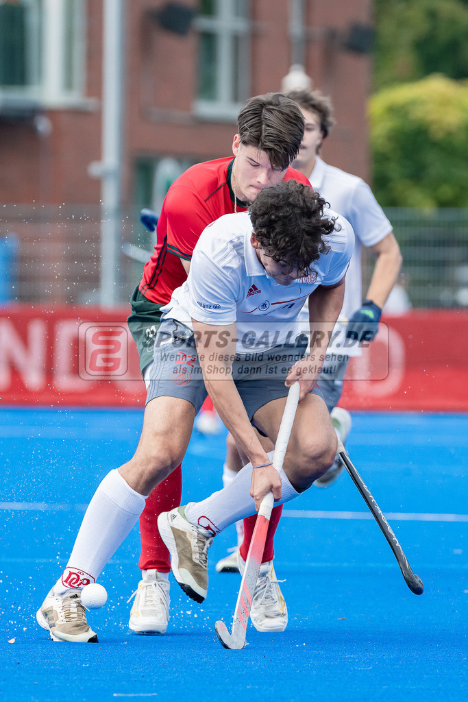 HK_20230930_104758 | 1.Bundesliga Herren Crefelder HTC - Club an der Alster am 30.9.2023 CHTC, Krefeld , Tom Stroink ( Club an der Alster #22 ) , Niklas Grimm ( Crefelder HTC #8 )