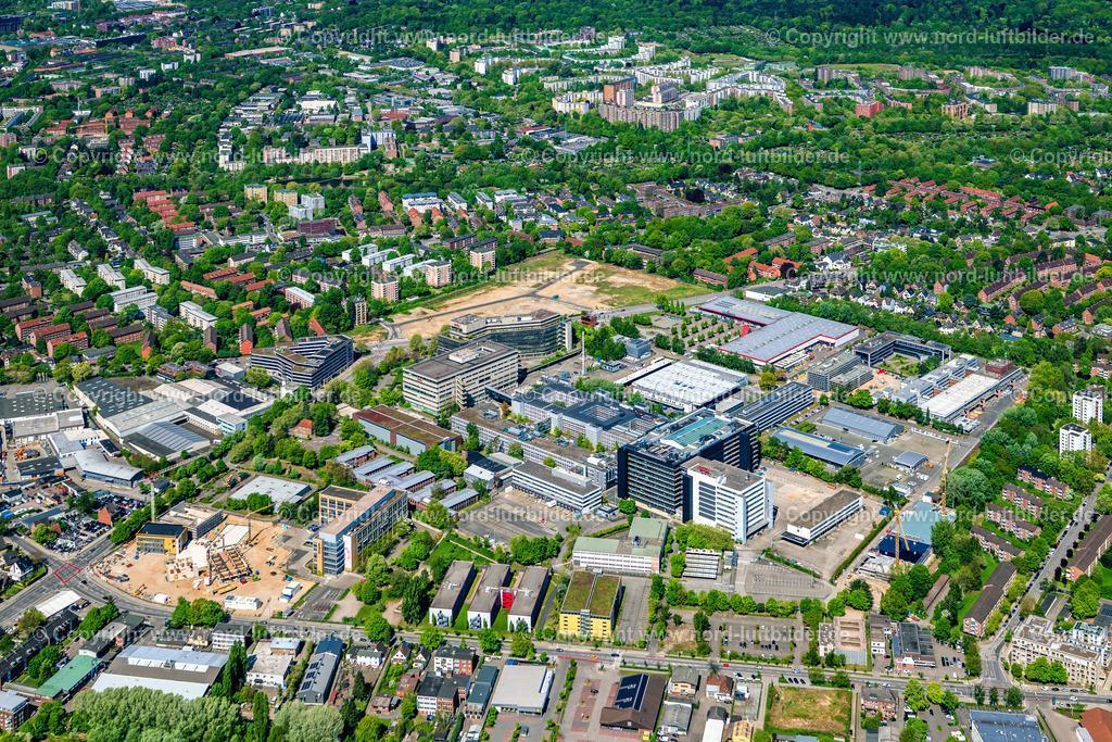 Hamburg_Bramfeld_Otto_ELS_3924010525 | HAMBURG 01.05.2025 Büro- und Geschäftshaus- Ensemble an der Werner-Otto-Straße in Hamburg, Deutschland. Weiterführende Informationen bei: Otto (GmbH & Co KG). // Office building - Ensemble on Werner-Otto-Strasse in Hamburg, Germany. Further information at: Otto (GmbH & Co KG). Foto: Martin Elsen
