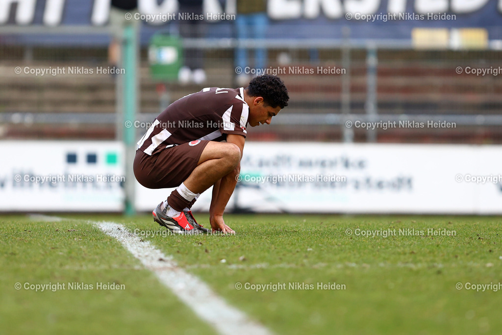 NH_FCStPauliU23_FSVSchöningen_RegionalligaNord_15032026 | #5 Jamel Gramberg (FC St. Pauli U23) nach dem Abpfiff am Boden.Fußball I Herren I Regionalliga Nord I Saison 2025-2026 I 26. Spieltag I FC St. Pauli U23 - FSV Schöningen I 15.03.2026 I Edmund-Plambeck-Stadion