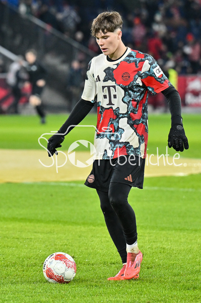 Augsburger Panther - EC VSV | im Bild Leon KLANAC (FC Bayern Muenchen 48) beim warmup vor der Partie / Freistleler / Einzelfoto / Testspiel: RB Salzburg - FC Bayern Muenchen, Red Bull Arena am 06.01.2025