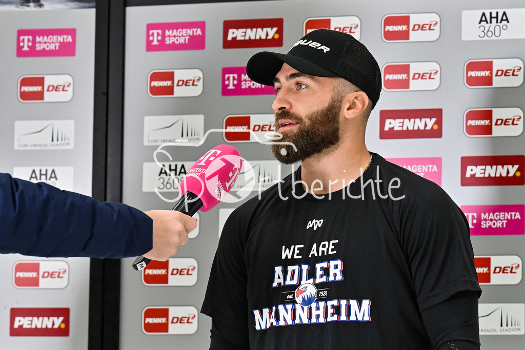 Augsburger Panther - Adler Mannheim | Im Bild Anthony GRECO (Adler Mannheim 44) beim Interview von MagentaSport vor der Partie in Augsburg / Einzelfoto / Freisteller  / DEL: Augsburger Panther - Adler Mannheim; Curt Frenzel Stadion am 14.09.2025