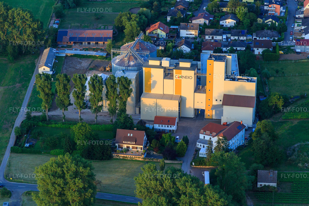 Luftbild: Silos der Getreidemühle Cornexo GmbH in Freimersheim im Bundesland Rheinland-Pfalz in Deutschland. – Foto: IMG_082800.jpg vom 25.06.2015 durch Werner Riehm/FLY-FOTO.de – Auflösung des Originals: 5472 x 3648 px – Cornexo | Maisgrieß und Maismehl