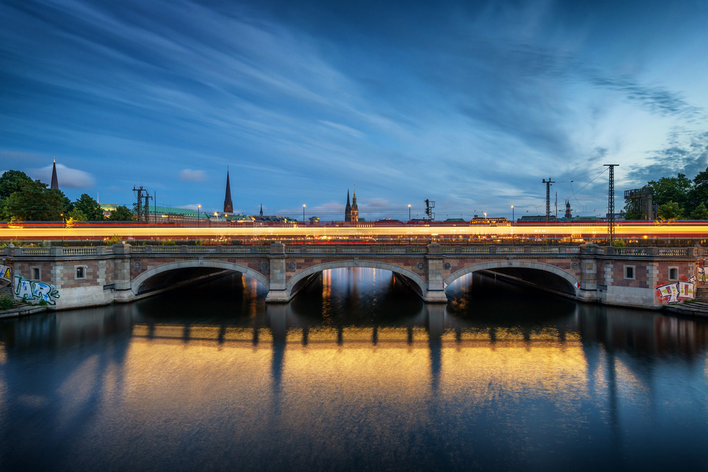 102307105 - Blaue Stunde an der Lombardsbrücke | Wunderschöner Blick auf die Lombardsbrücke mit stimmungsvollem Licht einer vorbeifahrenden S-Bahn.