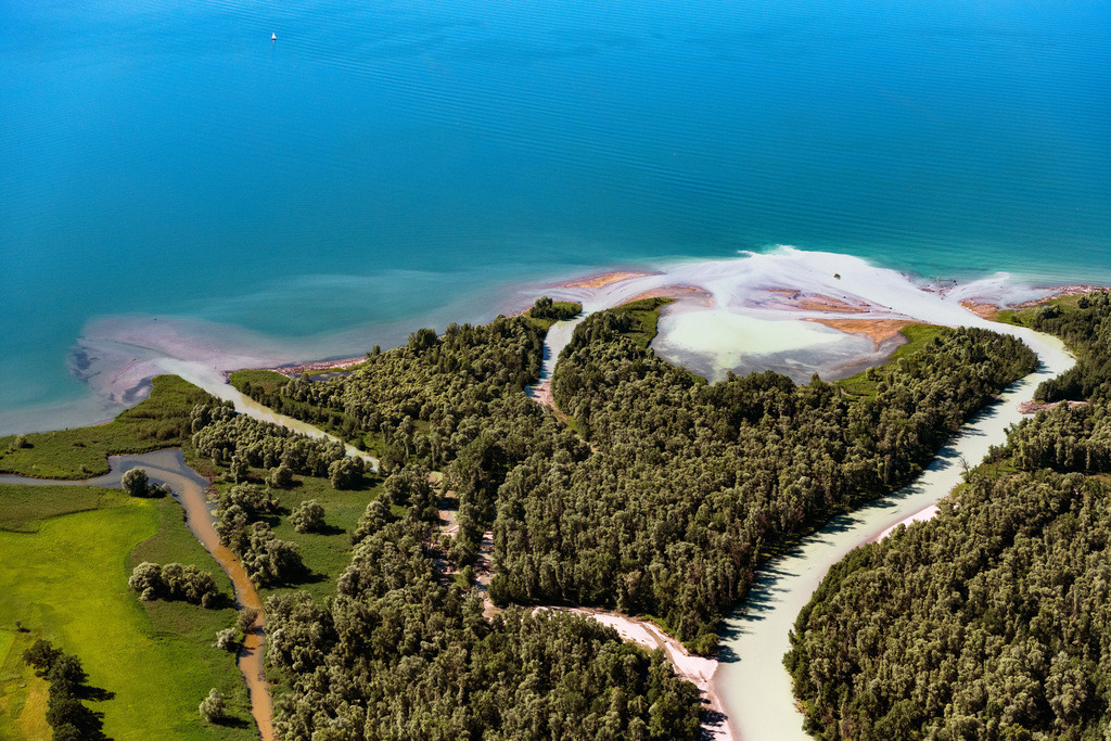 dr__0092667.jpg | CHIEMSEE 14.06.2022 Fluß- Delta und Strom- Mündung der Tiroler Ache in Chiemsee im Bundesland Bayern, Deutschland. 