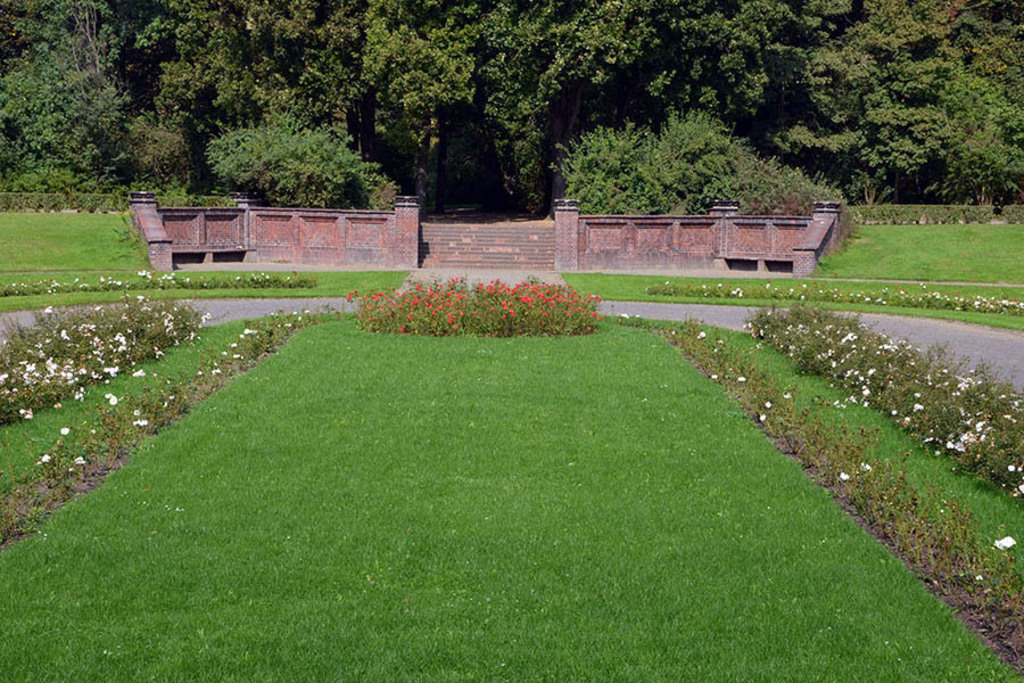 Mariannenpark - Rosengarten | Entdecke über 20 Kategorien Leipzig-Motive: Foto-Downloads, hochwertige Poster, Leinwand- & Fine-Art-Prints. Jetzt Lieblingsfoto im Bildlexikon Leipzig Shop bestellen!