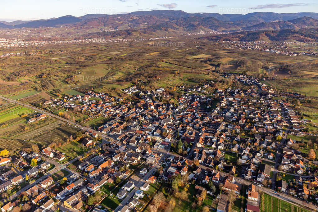 Luftbild: Zwischen Obstbäumen und B3 im Ortsteil Önsbach in Achern im Bundesland Baden-Württemberg in Deutschland. Foto: IMG_119916.jpg vom 30.11.2019 durch Werner Riehm/FLY-FOTO.de