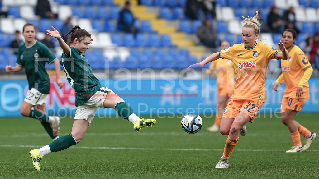 Fussball, Google Pixel Frauen-Bundesliga, TSG 1899 Hoffenheim - SV Werder Bremen | v.li.: Sophie Weidauer (SV Werder Bremen, 9) und Vanessa Diehm (TSG 1899 Hoffenheim, 32) im Zweikampf, Duell, Dynamik, Aktion, Action, Spielszene, DIE DFB-RICHTLINIEN UNTERSAGEN JEGLICHE NUTZUNG VON FOTOS ALS SEQUENZBILDER UND/ODER VIDEOÄHNLICHE FOTOSTRECKEN. DFB REGULATIONS PROHIBIT ANY USE OF PHOTOGRAPHS AS IMAGE SEQUENCES AND/OR QUASI-VIDEO.