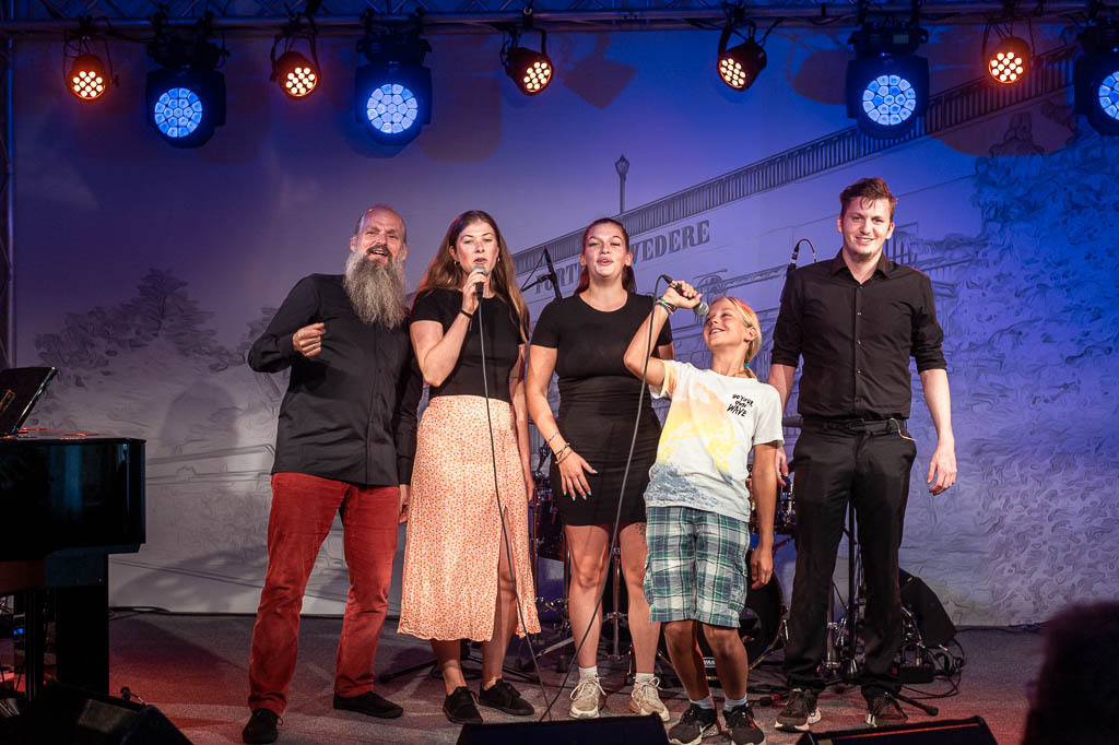 Karaoke mit Liveband | Karaoke mit Forster Family im Forte Belvedere Leisnig zum Festival Hallo Leisnig 2022. - Realisiert mit Pictrs.com