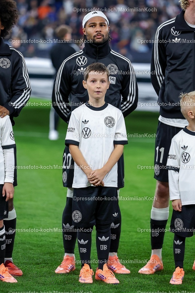 DFB10102502110 | 10.10.2025, Fußball, Länderspiel, Deutschland - Luxemburg, UEFA WM-Qualifikation, 2025/2026, Gruppe A, PreZero Arena in Sinsheim: Serge Gnabry (GER #20)  mit EinlaufkindDFB regulations prohibit any use of photographs as image sequences and or quasi-video. 