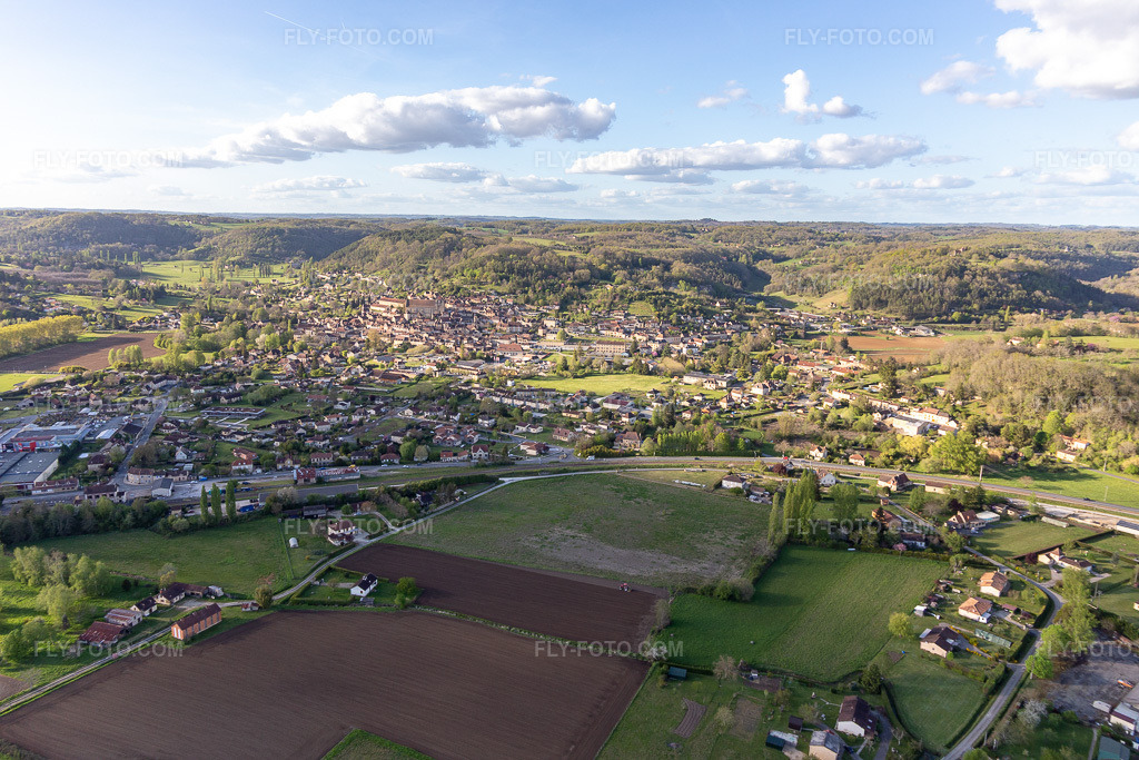 Aerial view: View of the town in Saint-Cyprien in the state Dordogne, France. – Photo: IMG_113521.jpg taken on 04/16/2019 by Werner Riehm/FLY-FOTO.com – Resolution of the original: 5472 x 3648 px
