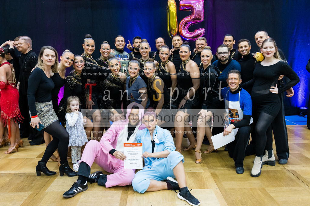 202603145_RL_Lat-Formationen_Nbg_6456 | Tanzsportbilder, Standardtanz, Lateintanz, WDSF, DTV, LTVB, dancecomp, goc, hessen tanzt, blaues band der spree, walzer, tango, wiener walzer, slowfox, quickstepp, samba, rumba, cha-cha-cha, paso doble. jive, hd-kroft photography, turniertanzsport
