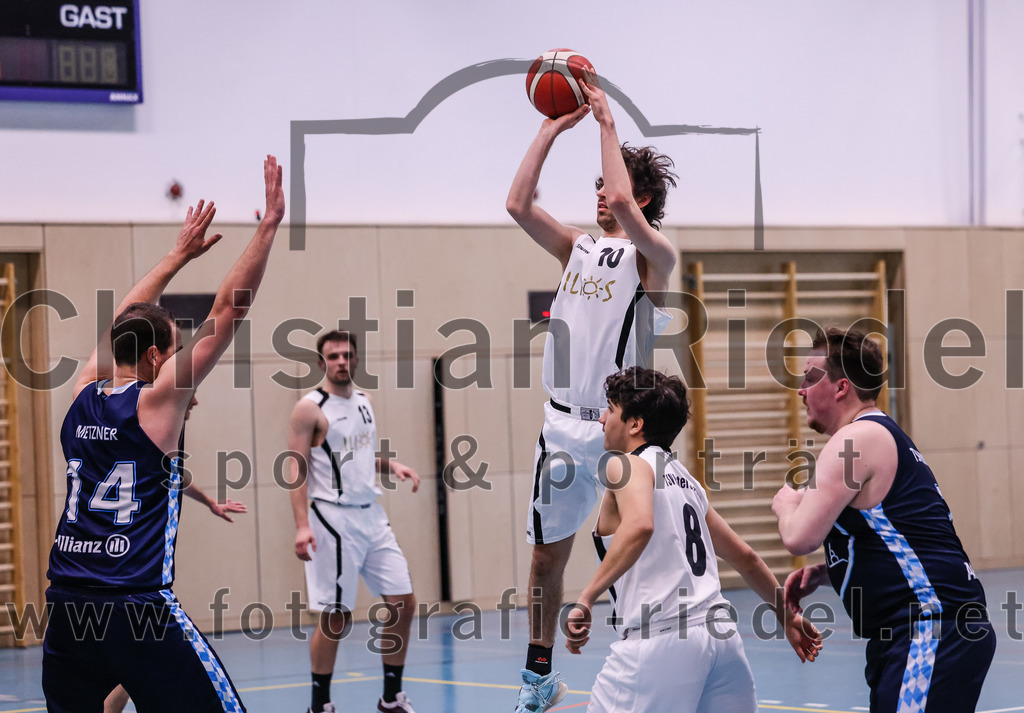 2022-04-03_108_TSV_Vaterstetten_gegen_SV_Weissblau-Allianz_Muenchen | Vaterstetten, Deutschland, 03.04.2022:
Basketball, Bezirksoberliga Herren 2021 / 2022, 14. Spieltag, TSV Vaterstetten gegen SV Weißblau-Allianz München, Endergebnis: 86:54

Christian Metzner (SV Weißblau-Allianz München, #14), Luca Maurice Kohll (TSV Vaterstetten, #10), Benicio Trinidad Paz (TSV Vaterstetten, #8), Maximilian Tscherwen (SV Weißblau-Allianz München, #7)

Foto: Christian Riedel / fotografie-riedel.net