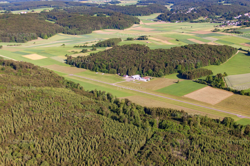 Luftbild: Sportflugplatz Laichingen im Ortsteil Feldstetten in Laichingen im Bundesland Baden-Württemberg in Deutschland. Foto: IMG_67320.jpg vom 08.06.2014 durch Werner Riehm/FLY-FOTO.de