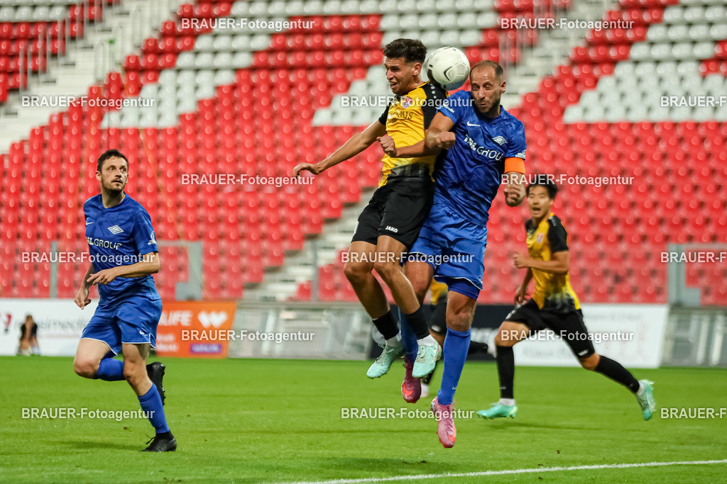 SB_KFCBAU_20250815_4634.JPG -  - KFC Uerdingen - SF Baumberg - Oberliga Niederrhein | Krefeld, Deutschland, 15.08.25: Mohammed Yasin Benslaiman Benktib (KFC Uerdingen) und Louis Klotz (SF Baumberg) im Kampf um den Ball während des Oberliga Niederrhein Spiels zwischen KFC Uerdingen - SF Baumberg in der Grotenburg Stadion am 15. August 2025 in Krefeld, Deutschland. (Foto von Stefan Brauer/Brauer-Fotoagentur)