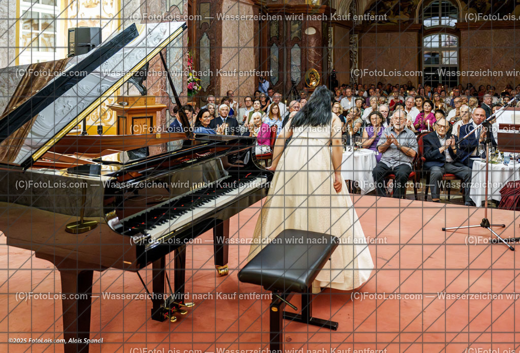 _ALP3830_Nocturno-Konzert_Yinqi Wang | XLI. CHOPIN-Festival - Barockbibliothek, Sa 16. Aug. 2025, 20.00 Uhr, NOCTURNO - nächtliches Konzert bei Kerzenlicht, Frédéric Chopin und die Kämpfer für Frieden, Recht und Freiheit seiner Zeit. SolistInnen des Festivals: Yinqi Wang, Piotr Koscik, Anna Maria Niemiec - Violincello, Manfred Wagner Artzt, Clara Biermasz, Rachel Cheung, Natalia Rehling, Kamila Sacharzewska, Donka Angatscheva, Yves Henry. Moderation: Liliana Niesielska. Werke von Frédérik Chopin, Franz Liszt, Franz Schubert, Robert Schumann, Gabriel Fauré, Elisabeth Wiedner-Zajac u.a.