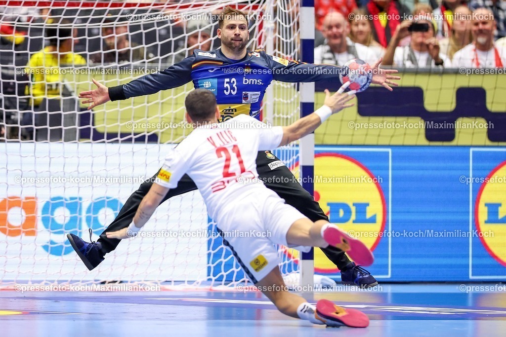 EHF15012601115 | 15.01.2026, Handball, Men's EHF EURO 2026, Spanien - Serbien, Jyske Bank Boxen in Herning, Dänemark, Preliminary Round:  Ignacio Biosca García (Espania #53) gegen  Vanja Ilic (Serbien #21) 