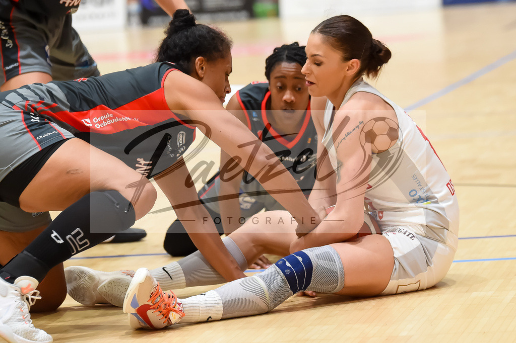 PANNOE20211010_041 | Basketball, Frauen: Asha Thomas (Eigner Angels Noerdlingen), Amenze Obanor (Eigner Angels Noerdlingen) und Milica Cuic (GiroLive-Panthers Osnabrueck) im Zweikampf beim Spiel der Toyota DBBL zwischen GiroLive-Panthers Osnabrueck und Eigner Angels Noerdlingen im datos – home of the panthers am 10.10.2021 in Osnabrueck, Deutschland. - Realisiert mit Pictrs.com