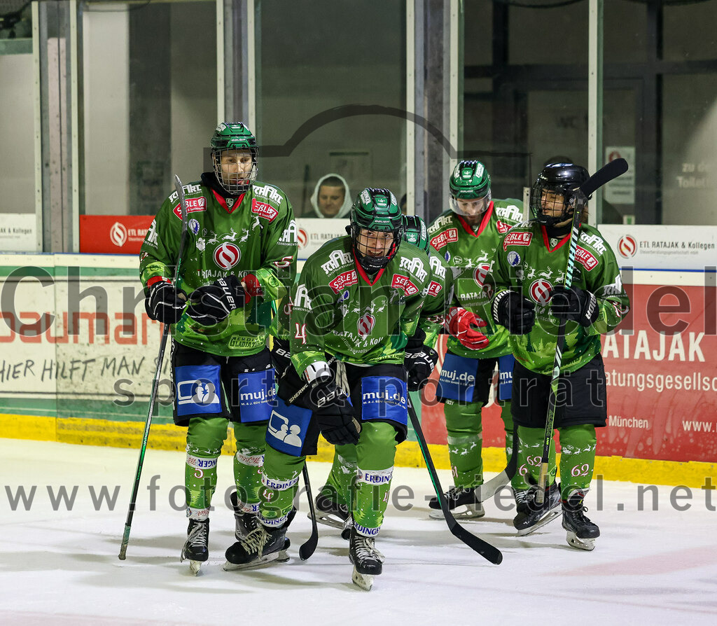 2023-12-17_137_TSV_Erding_gegen_ESC_Kempten | Erding, Deutschland, 17.12.2023:
Eishockey, Bayernliga Vorrunde 2023 / 2024, 18. Spieltag, TSV Erding gegen ESC Kempten, Endergebnis: 5:1

Florian Zimmermann (Erding Gladiators, #5), Simon Franz (Erding Gladiators, #4), Julian Dost (Erding Gladiators, #62)

Foto: Christian Riedel / fotografie-riedel.net