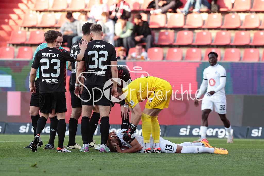 FC Ingolstadt - SV Waldhof Mannheim | der angeschlagene Terrence BOYD (SVW #13) muss behandelt werden