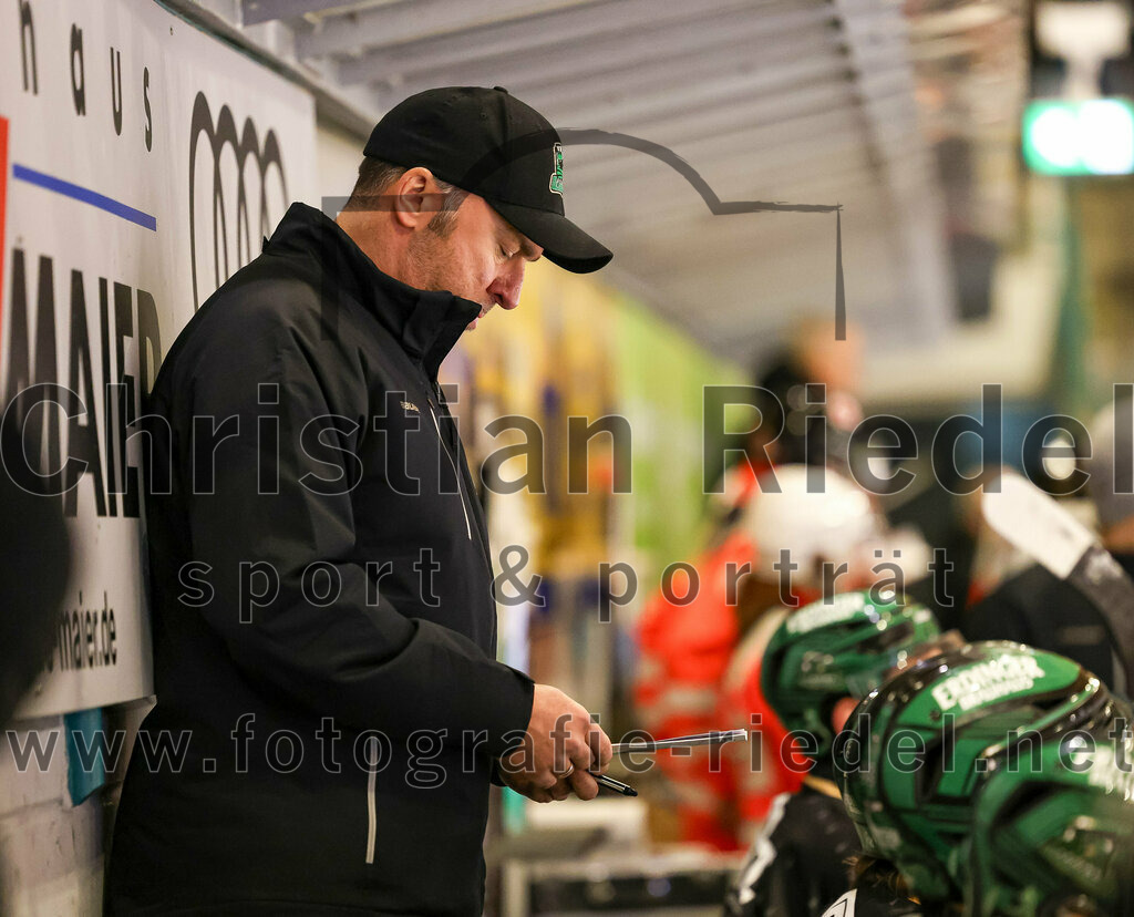 2024-02-23_050_TSV_Erding_gegen_ERSC_Amberg | Erding, Deutschland, 23.02.2024:
Eishockey, Bayernliga Playoffs 2023 / 2024, 3. Spieltag, TSV Erding gegen ERSC Amberg, Endergebnis: 2:3 n. V.

Teamchef Thomas Daffner (Erding Gladiators)

Foto: Christian Riedel / fotografie-riedel.net