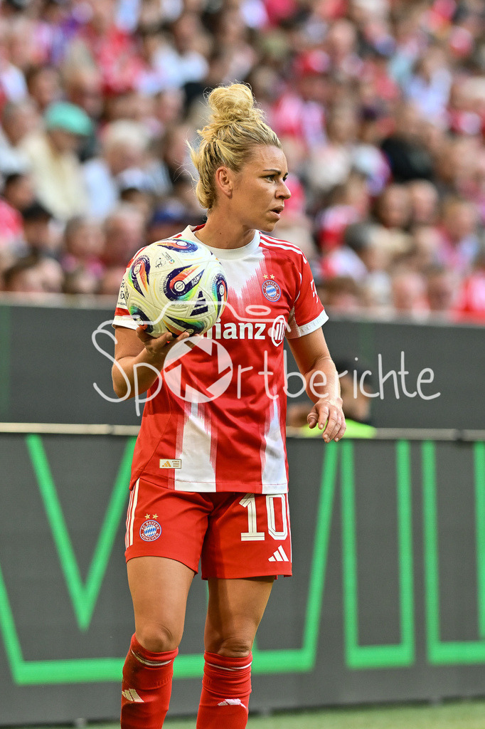 FC Bayern München - Bayer 04 Leverkusen | beim Einwurf Linda DALLMANN (FCB #10) / Einzelfoto / Freisteller / Google Pixel Frauen-Bundsliga: FC Bayern München - Bayer 04 Leverkusen; Allianz Arena am 06.09.2025