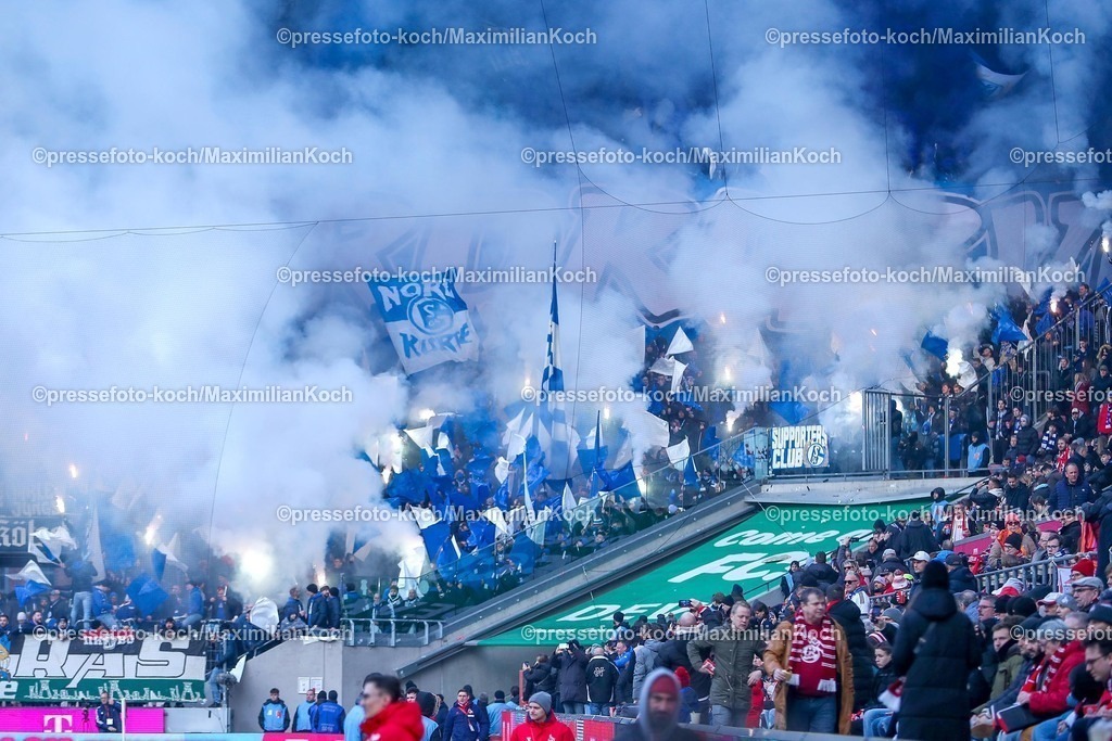 1FC09022501054 | 09.02.2025, Fußball, 1. FC Köln - FC Schalke 04, 2.. Fußball Bundesliga, 21. Spieltag, RheinEnergie-STADION, Saison 2024 2025: Die Schalke-Fans Ultras in der Nordkurve zeigen eine Choreografie Choreo und zünden dabei massiv Pyrotechnik Bengalisches Feuer und Rauchkörper. Es kommt zu Nebel und Rauchentwicklung Feature Gästeblock DFB regulations prohibit any use of photographs as image sequences and or quasi-video.