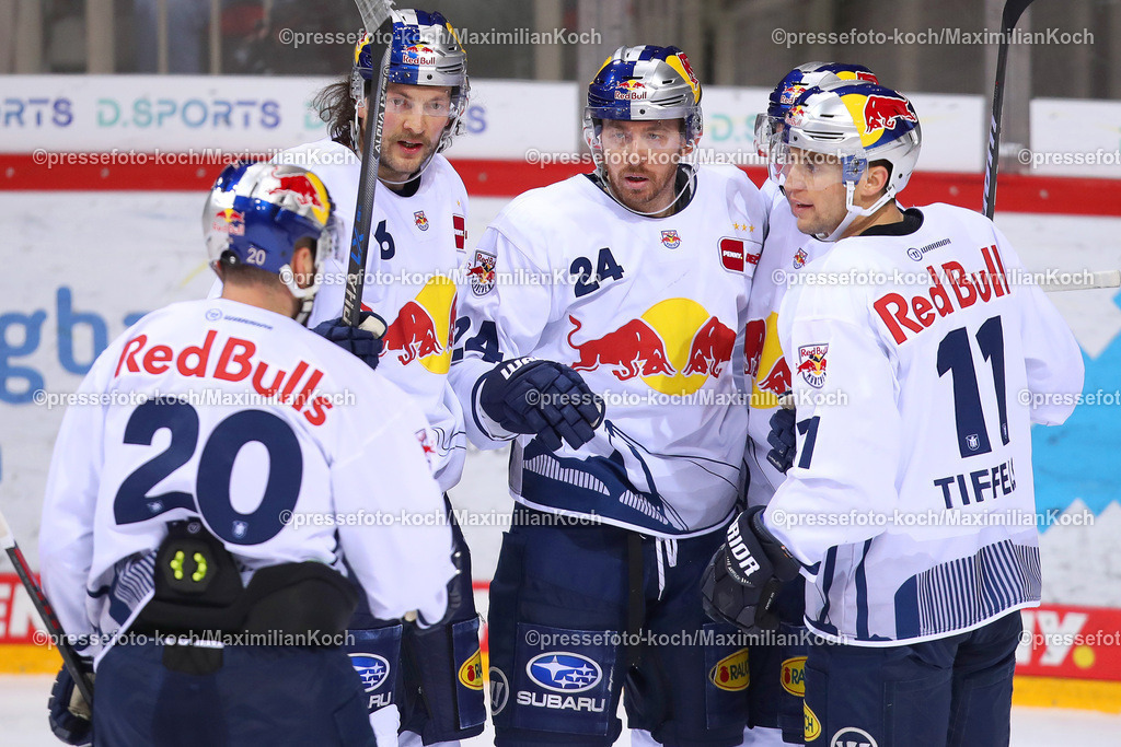 DueDEL26022301027 | Düsseldorf, 26.02.2023, Eishockey, Penny DEL, 57. Spieltag, PSD-BANK Dome, Düsseldorfer EG - Red Bull München: Jonathon Blum von EHC RedBull München trifft das Tor zum 1:1 gegen Düsseldorf und steht jubelnd mit Andreas Eder,  Konrad Abeltshauser (l.) und Frederik Tiffels auf dem Eis.