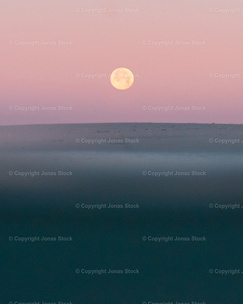 Moonrise | Watershot of an early morning Moonrise in Portugal. - Realisiert mit Pictrs.com