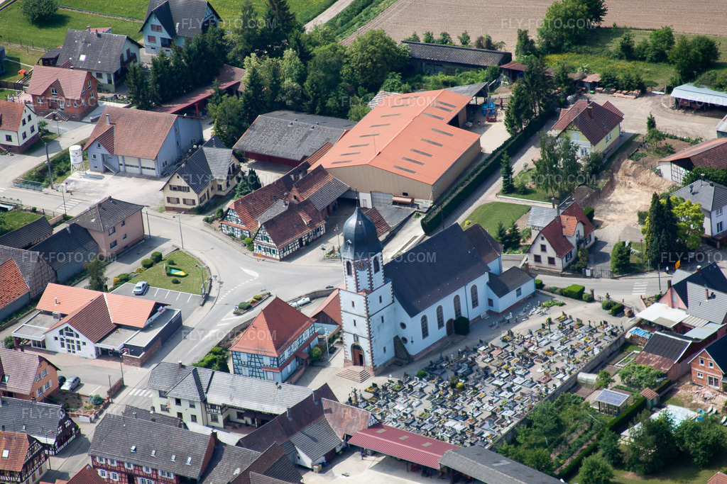 Aerial view: Eglise Sainte-Marguerite de Niederlauterbach and Cemetery in Niederlauterbach in the state Bas-Rhin, France.Photo: IMG_40956(40935).jpg taken on 05/08/2011 by Werner Riehm/FLY-FOTO.comResolution of the original: 4752 x 3168 px