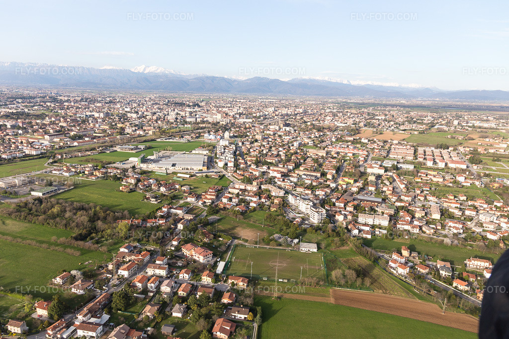 Aerial view: View of the town in Basaldella in the state Friuli Venezia Giulia, Italy. – Photo: IMG_105783.jpg taken on 04/08/2018 by Werner Riehm/FLY-FOTO.com – Resolution of the original: 5472 x 3648 px