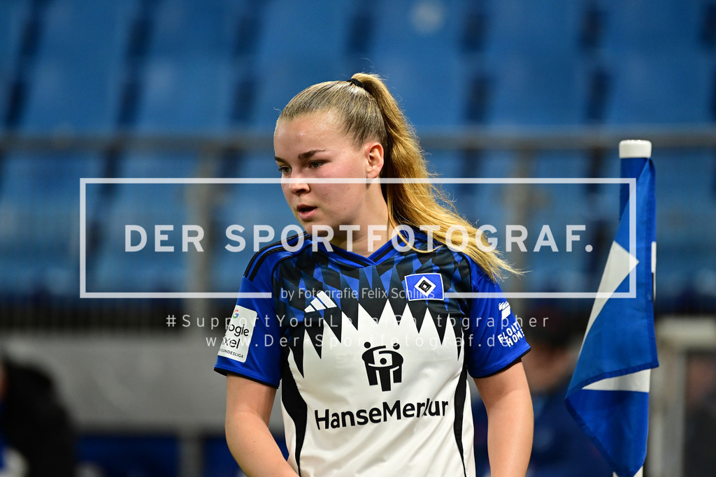 Fußball I Frauen I Saison 2025-2026 I Bundesliga I 12. Spieltag I Hamburger SV - 1. FC Köln I 52767 | Svea Stoldt (8, Hamburger SV) - Realized with Pictrs.com