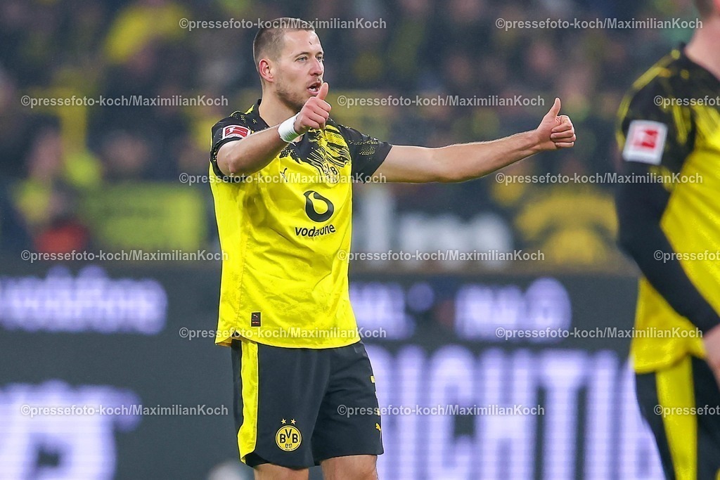 BVB13022601050 | 13.02.2026, Fußball, Borussia Dortmund - 1.FSV Mainz 05,, 1. Fußball Bundesliga, 22. Spieltag, Signal Iduna Park, Saison 2025 2026: Waldemar Anton&nbsp;(BVB #03) gestikulierend auf dem Spielfeld   DFB regulations prohibit any use of photographs as image sequences and or quasi-video.