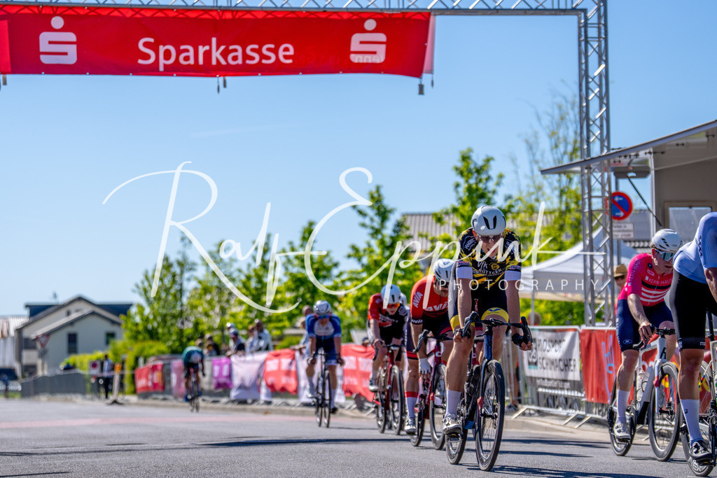 Spurt in den Mai 2026 - Großer Preis der Sparkasse Neuss | Annual one-day road cycling race "Großer Preis der Sparkasse Neuss" held in Büttgen, Germany, organized by VfR Büttgen 1912 e.V. The event features multiple races across all age categories from U11 youth to Elite men. - Realisiert mit Pictrs.com