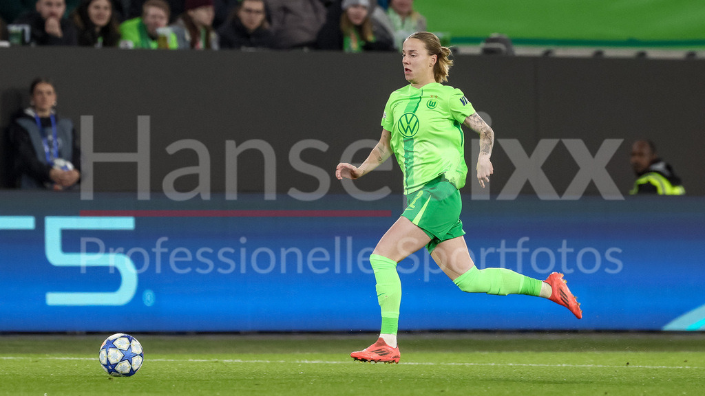 Fussball, UEFA Womens Champions League, VfL Wolfsburg - FC Barcelona | v.li.: Lynn Wilms (VfL Wolfsburg, 2) am Ball, Freisteller, Einzelbild, Ganzkörper, Aktion, Action, Spielszene