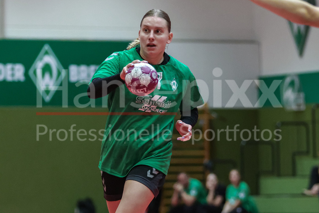 Handball, 2. Bundesliga Frauen, SV Werder Bremen - Kurpfalz Bären | v.li.: Meike Becker (SV Werder Bremen, 17) am Ball, Spielszene, Aktion, Action, Portrait, Nahaufnahme, Einzelfoto, Einzelbild