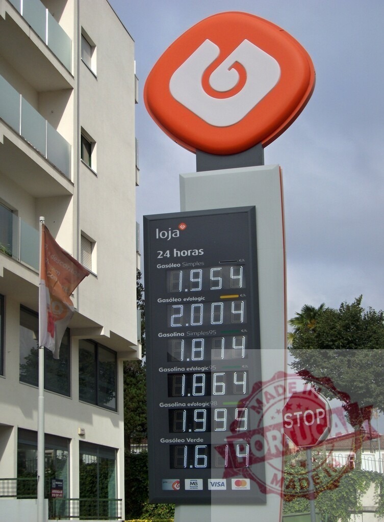 Galp Energia gas station displaying high fuel prices in Portugal | Galp Energy gas station totem displaying fuel prices for diesel and gasoline - Realisiert mit Pictrs.com