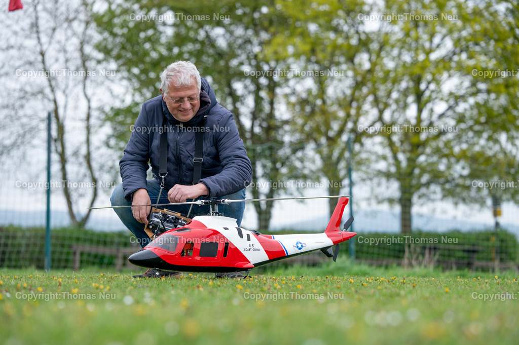 Modellflieger-Bensheim-Fotografie-Thomas-Neu-68 | bbe, Bensheim, Modellflieger Vorsitzender Heino Eickmeier mit dem Helicopter  ,Bild: THomas Neu