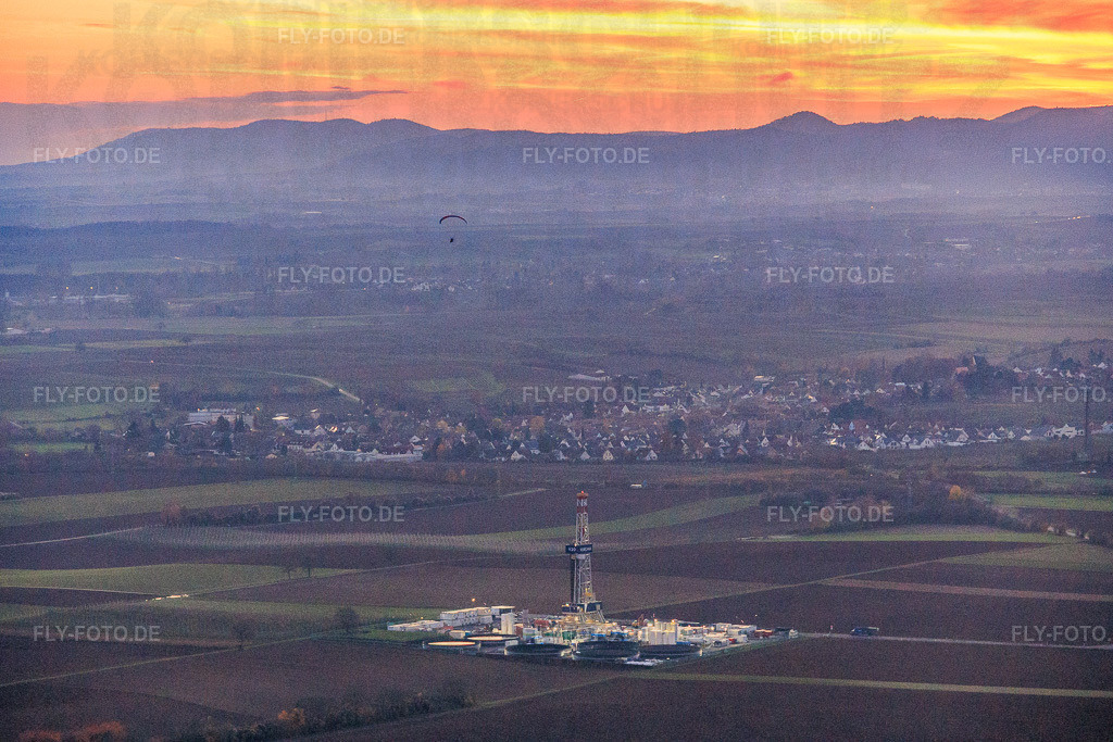 Tiefenbohrplatz V20 von Vulcan Energy im Abendlicht am Schleidberg zur Förderung von Geothermie und Lithium https://v-er.eu/de/ | Luftbild: Tiefenbohrplatz V20 von Vulcan Energy im Abendlicht am Schleidberg zur Förderung von Geothermie und Lithium https://v-er.eu/de/ in Insheim im Bundesland Rheinland-Pfalz in Deutschland. Foto: IMG_151493.jpg vom 18.11.2025 durch Werner Riehm/FLY-FOTO.de - Realisiert mit Pictrs.com