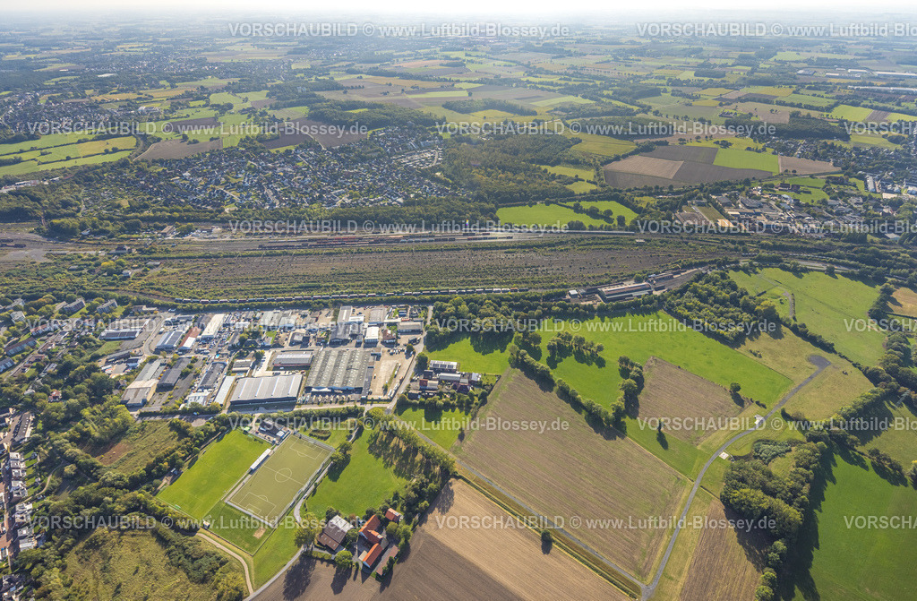 Hamm250900269 | Luftbild, Rangierbahnhof Hamm, Gewerbegebiet Schieferstraße und Wohngebiet Ortsteil Lohauserholz, Fernsicht mit Wiesen und Feldern, Stadtbezirk Pelkum, Hamm, Ruhrgebiet, Nordrhein-Westfalen, Deutschland