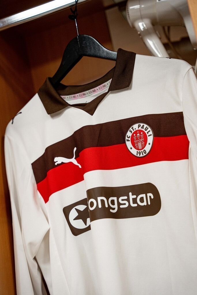 FCP04044 | Der offizielle Shop für FC St. Pauli Fotos. Wähle aus Spielszenen & Fanmomenten dein FCSP Wunschformat. Wir liefern Millerntor-Atmosphäre.