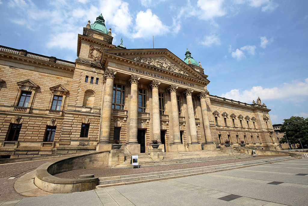 Bildlexikon Leipzig - Bundesverwaltungsgericht - Haupteingang | Das Team hinter BILDLEXIKON LEIPZIG bündelt historische wie aktuelle Informationen über die Stadt Leipzig in Text und Bild auf einer Plattform und stellt diese der interessierten Öffentlichkeit zur Verfügung.