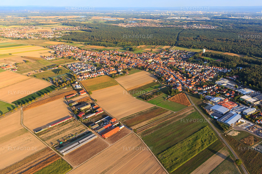 Luftbild: Ortsansicht aus Nordwesten in Hatzenbühl im Bundesland Rheinland-Pfalz in Deutschland. Foto: IMG_111855.jpg vom 16.09.2018 durch Werner Riehm/FLY-FOTO.de