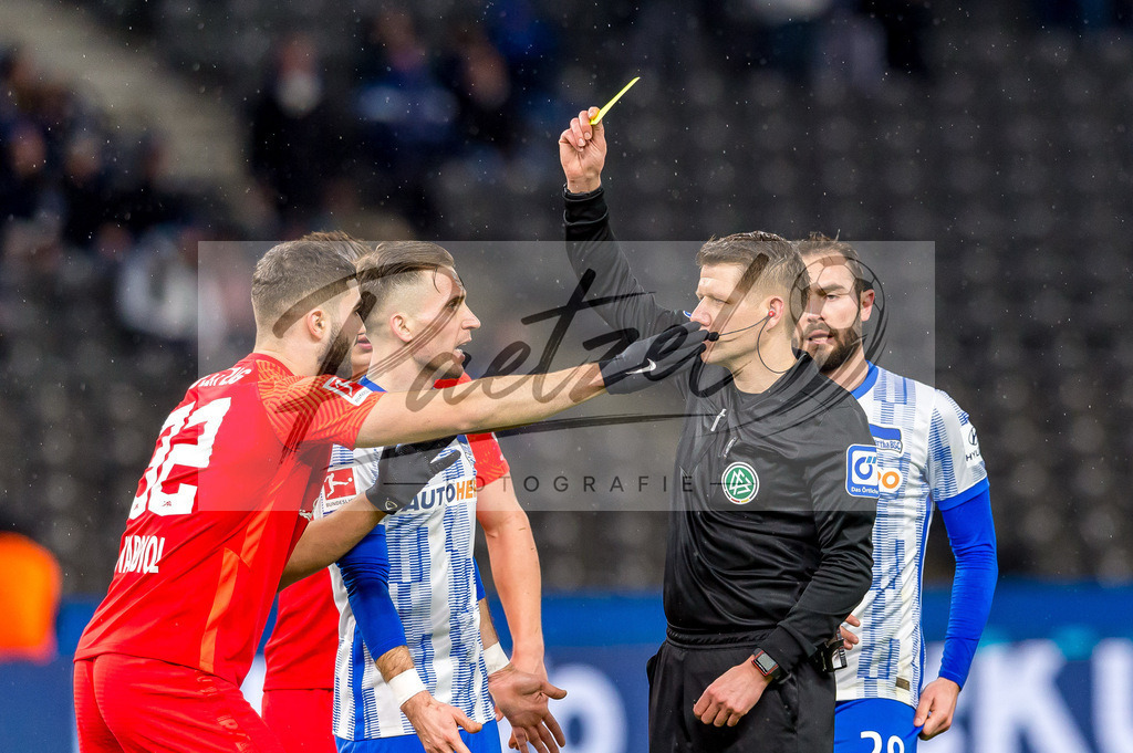BSCRBL20220220_182 | Fussball, Herren: Schiedsrichter Patrick Ittrich zeigt Josko Gvardiol (RB Leipzig) die gelbe Karte bei dem Spiel der 1. Bundesliga zwischen Hertha BSC und RB Leipzig im Olypiastadion am 20.02.2022 in Berlin, Deutschland.DFB / DFL REGULATIONS PROHIBIT ANY USE OF PHOTOGRAPHS AS IMAGE SEQUENCES AND/OR QUASI-VIDEO. - Realisiert mit Pictrs.com