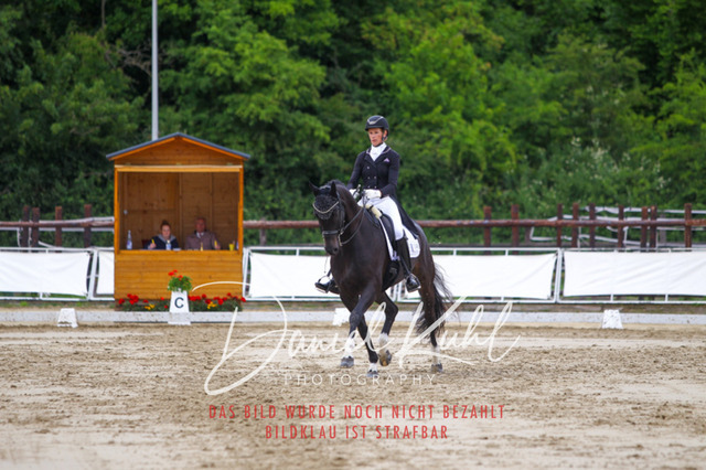 DKP47986 | Turnierfotos kaufen im Webshop von Daniel Kuhl Photography – entdecke professionelle Reitsportfotos aus Turnieren & Events. Hochwertige Turnierbilder online bestellen & sichern. Jetzt Fotos von Reitsportturnieren kaufen!