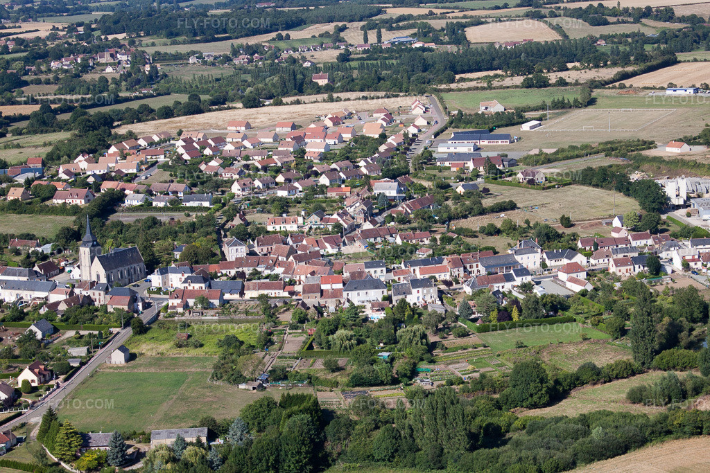 Aerial view: View of the town in Lamnay in the state Sarthe, France. – Photo: IMG_20088.jpg taken on 07/31/2009 by Werner Riehm/FLY-FOTO.com – Resolution of the original: 4752 x 3168 px