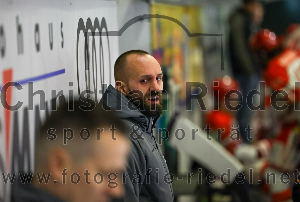 2022-12-02_036_TSV_Erding_gegen_EV_Pegnitz | Erding, Deutschland, 02.12.2022:
Eishockey, Bayernliga 2022 / 2023, 17. Spieltag, TSV Erding gegen EV Pegnitz, Endergebnis: 9:3

Teamchef Felix Schütz (Erding Gladiators)

Foto: Christian Riedel / fotografie-riedel.net