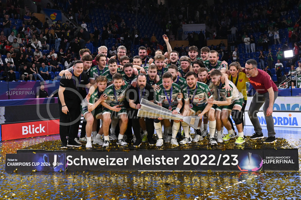 SV Wiler-Ersigen vs Floorball Köniz - 15. April 2023 | SV Wiler-Ersigen vs Floorball Köniz
Stimo Arena, Kloten
Der SV Wiler-Ersigen ist Unihockey Schweizer Meister 2022/23.
Bild: Sportfotografie Markus Aeschimann | www.markus-aeschimann.ch - Realisiert mit Pictrs.com