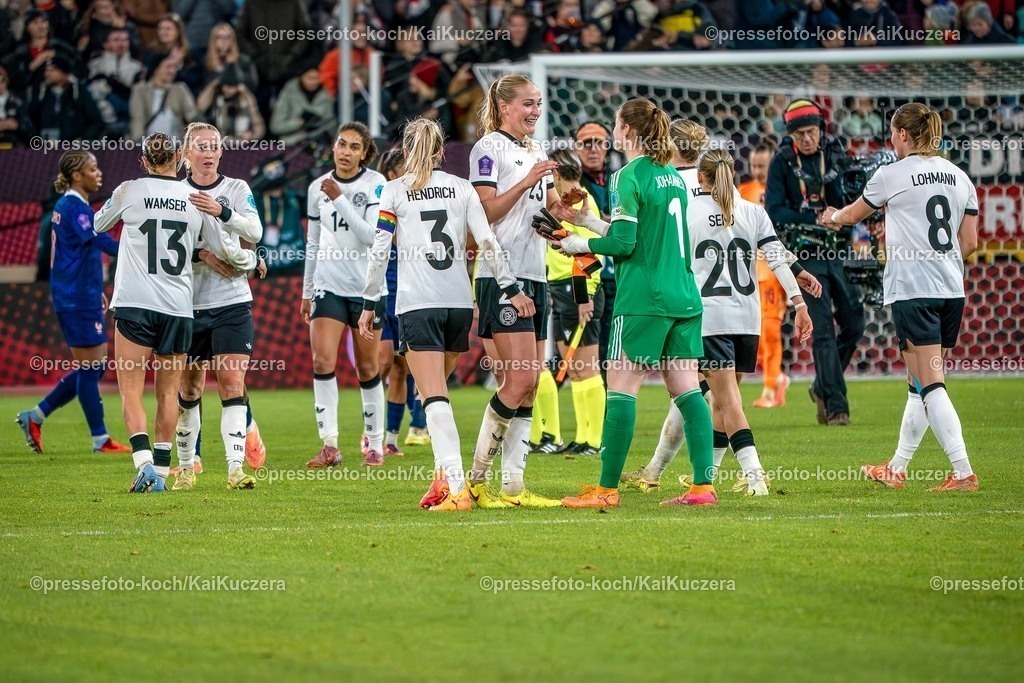 xKKUx24102501128 | 24.10.2025, xkkux, Fußball, UEFA Women s Nations League Halbfinale, Saison 2025/2026, Länderspiel Hinspiel in der MERKUR SPIEL-ARENA Düsseldorf, Abschlussjubel nach dem 1:0 Sieg der deutschen Frauen gegen Frankreich. 