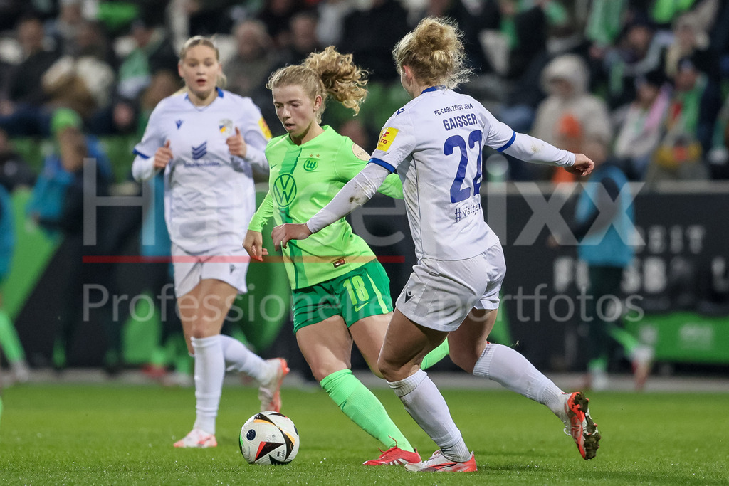Fussball, Google Pixel Frauen-Bundesliga, VfL Wolfsburg - FC Carl Zeiss Jena | v.li.: Justine Kielland (VfL Wolfsburg, 18) und Fiona Gaißer (FC Carl Zeiss Jena, 22) im Zweikampf, Duell, Dynamik, Aktion, Action, Spielszene, DIE DFB-RICHTLINIEN UNTERSAGEN JEGLICHE NUTZUNG VON FOTOS ALS SEQUENZBILDER UND/ODER VIDEOÄHNLICHE FOTOSTRECKEN. DFB REGULATIONS PROHIBIT ANY USE OF PHOTOGRAPHS AS IMAGE SEQUENCES AND/OR QUASI-VIDEO.